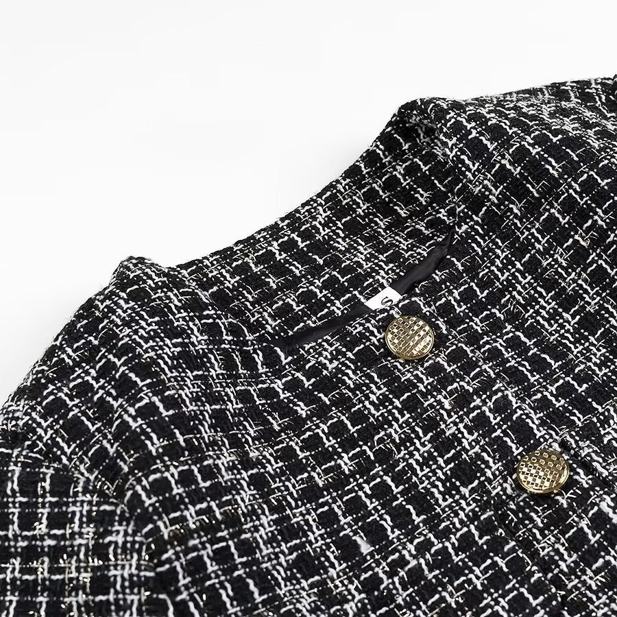 Damen Kurze Bouclé-Tweed-Jacke mit Rundhals, dekorativen Zierknöpfen und aufgesetzten Taschen Nord Taschen