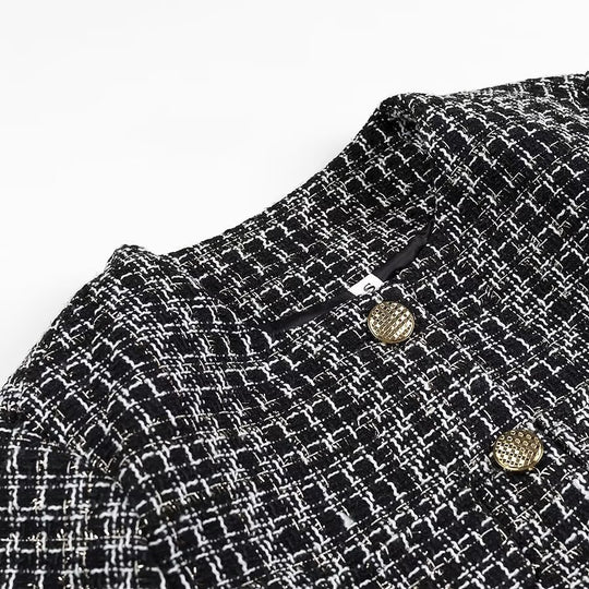 Damen Kurze Bouclé-Tweed-Jacke mit Rundhals, dekorativen Zierknöpfen und aufgesetzten Taschen Nord Taschen