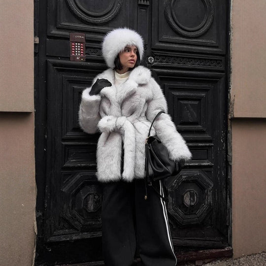Damen Voluminöser Kurzmantel aus Kunstfell mit Taillengürtel und Oversize-Schalkragen Nord Taschen