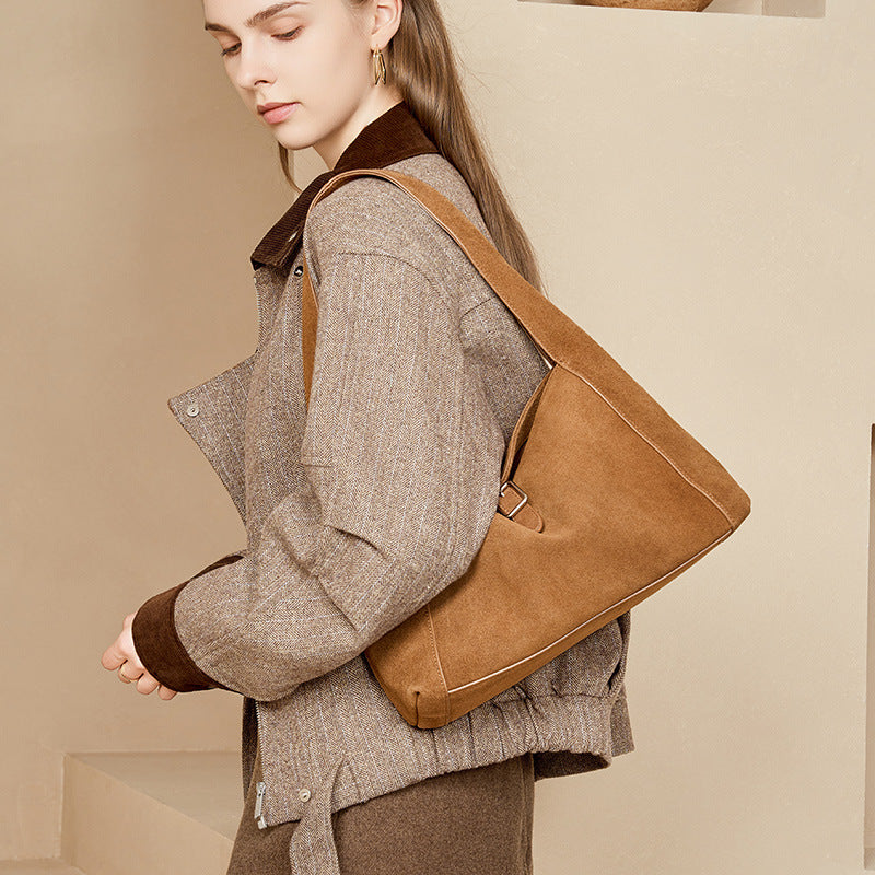 Damen Hobo-Tasche aus hochwertigem Wildleder mit eleganter Bügelschließe Nord Taschen