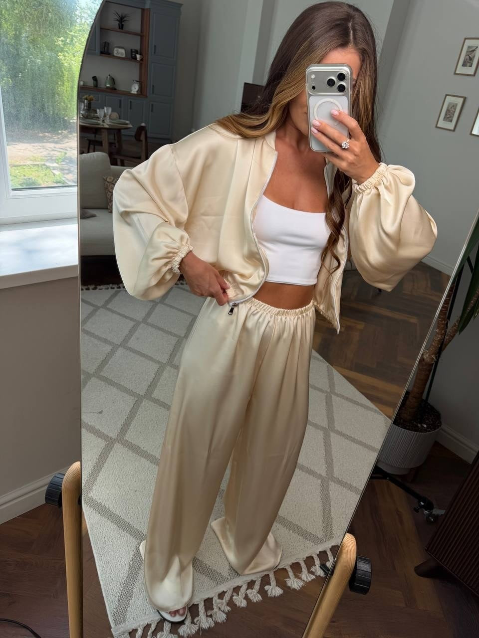 Damen Satin-Loungewear-Set mit kurzer Bomberjacke, Ballonärmeln und weitem Hosenbein Nord Taschen