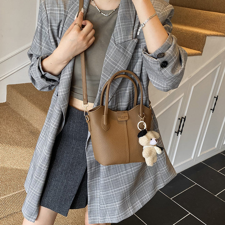 Damen Handtasche mit abnehmbarem Kunstfell-Anhänger Nord Taschen