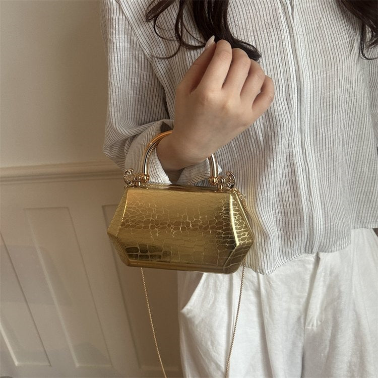 Damen stilvolle Handtasche mit exklusivem Metallgriff Nord Taschen