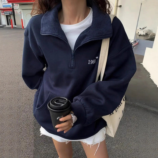 Damen oversized Hoodie mit kurzem Reißverschluss, hohem Stehkragen und Kängurutasche Minimalstick Nord Taschen