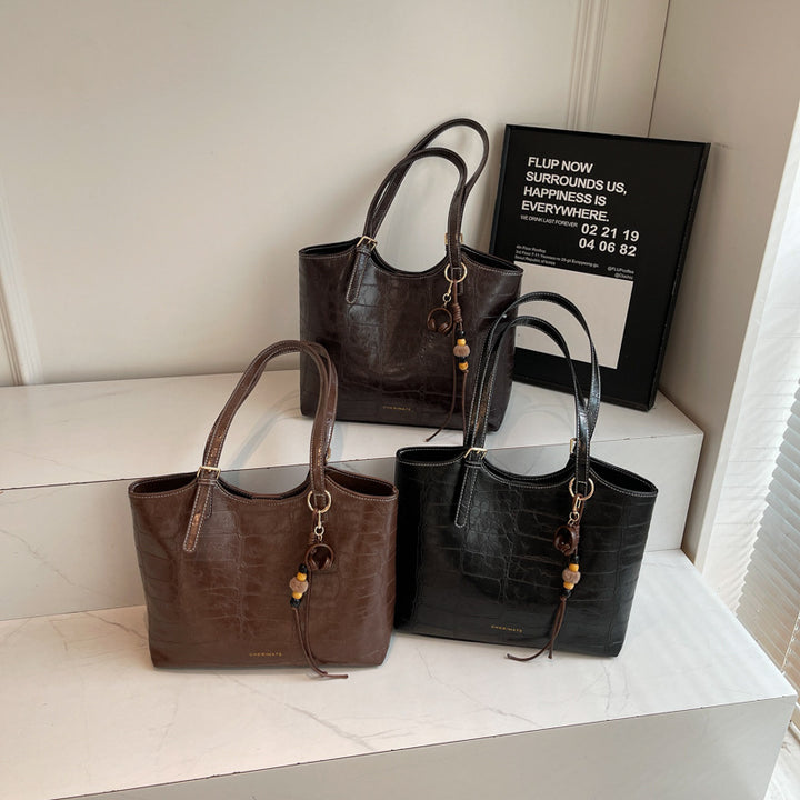 Damen elegante Handtasche im Krokoleder-Look mit charmantem Anhänger Nord Taschen