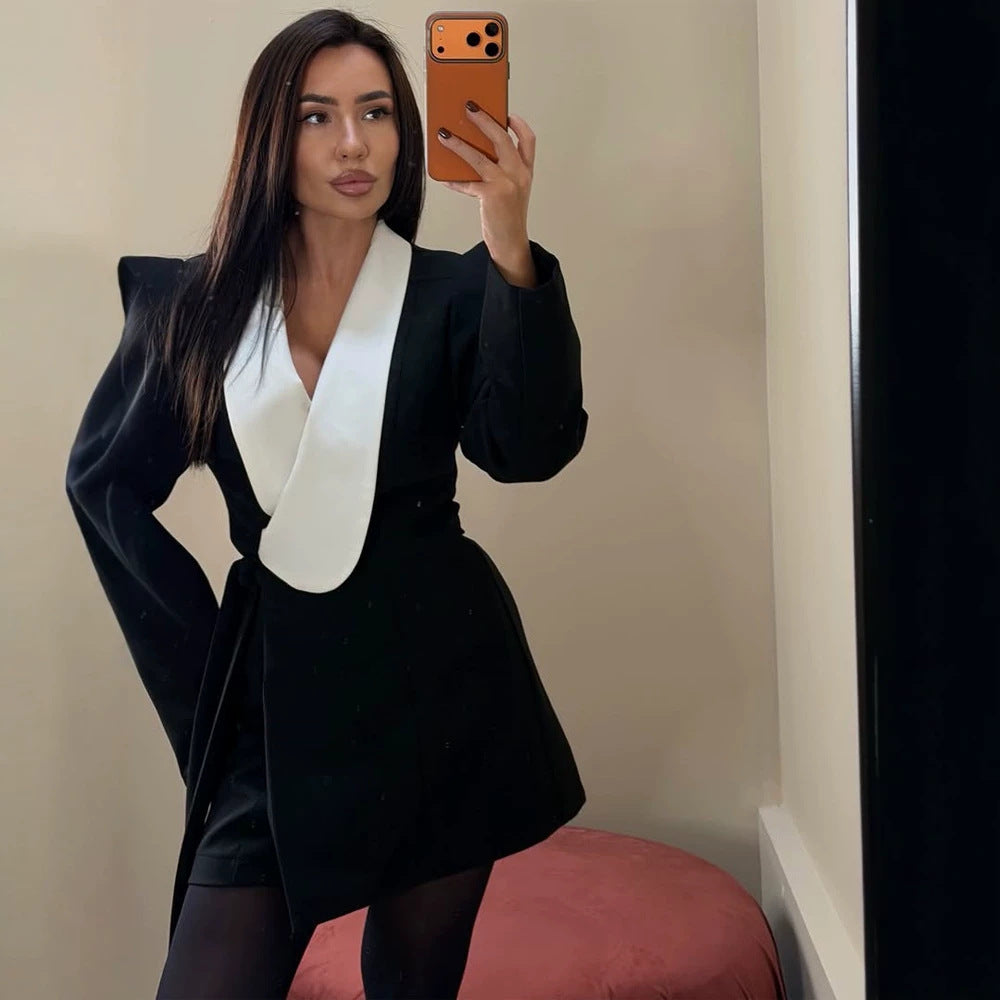 Damen Tailliertes Blazerkleid mit kontrastierendem Schalkragen und strukturierten Schultern Nord Taschen