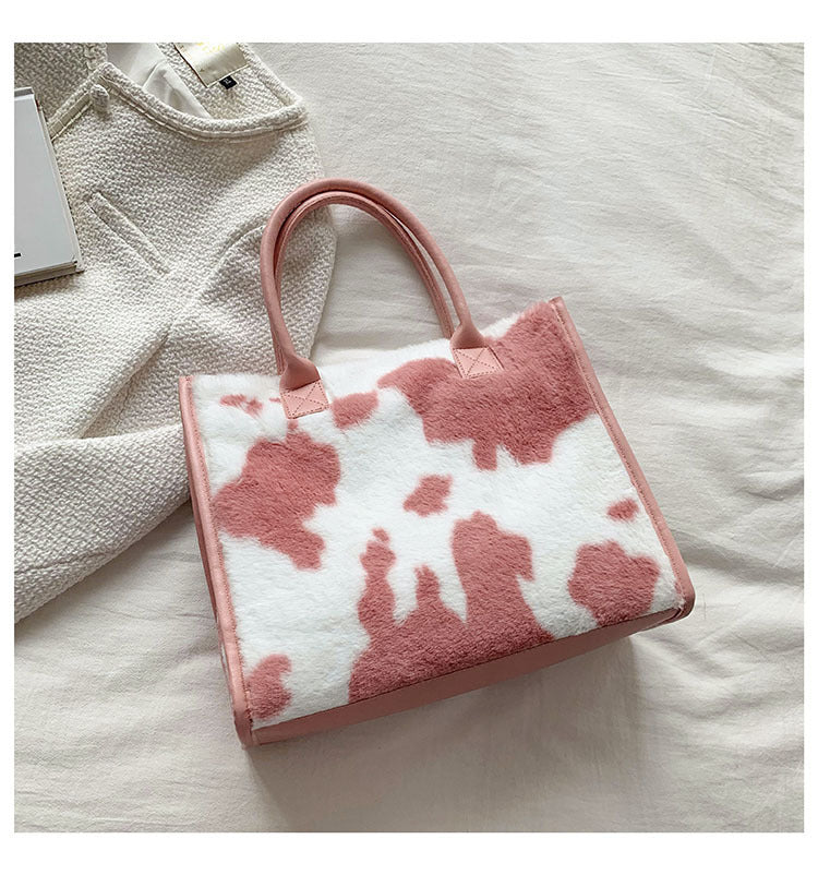 Damen Handtasche mit kuscheligem Kunstfell und eleganten Detailverzierungen Nord Taschen