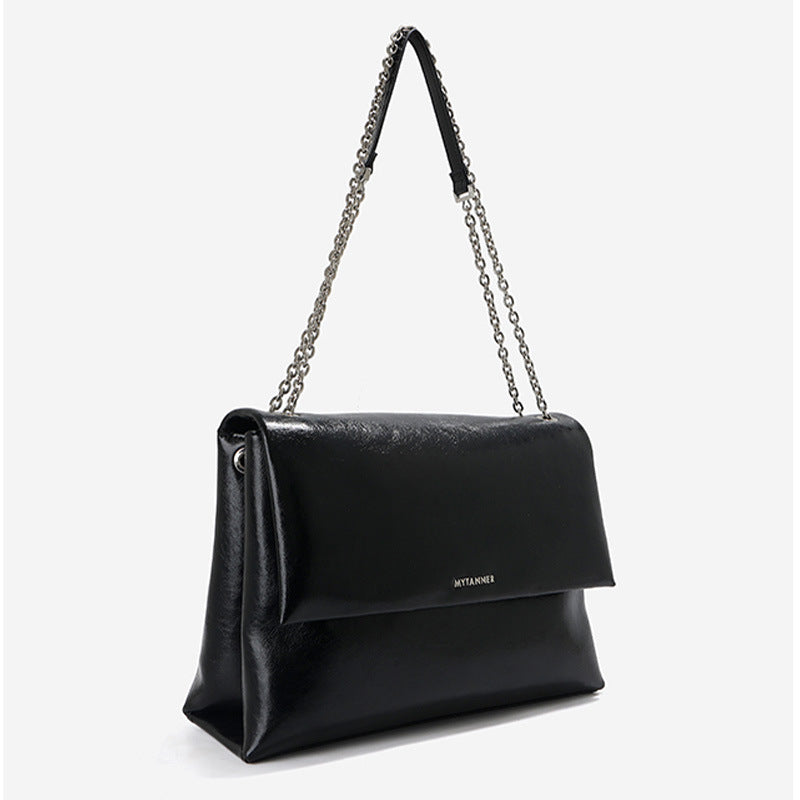 Damen Clutch mit hochwertiger Hochglanz-Oberfläche und eleganter Kette Nord Taschen