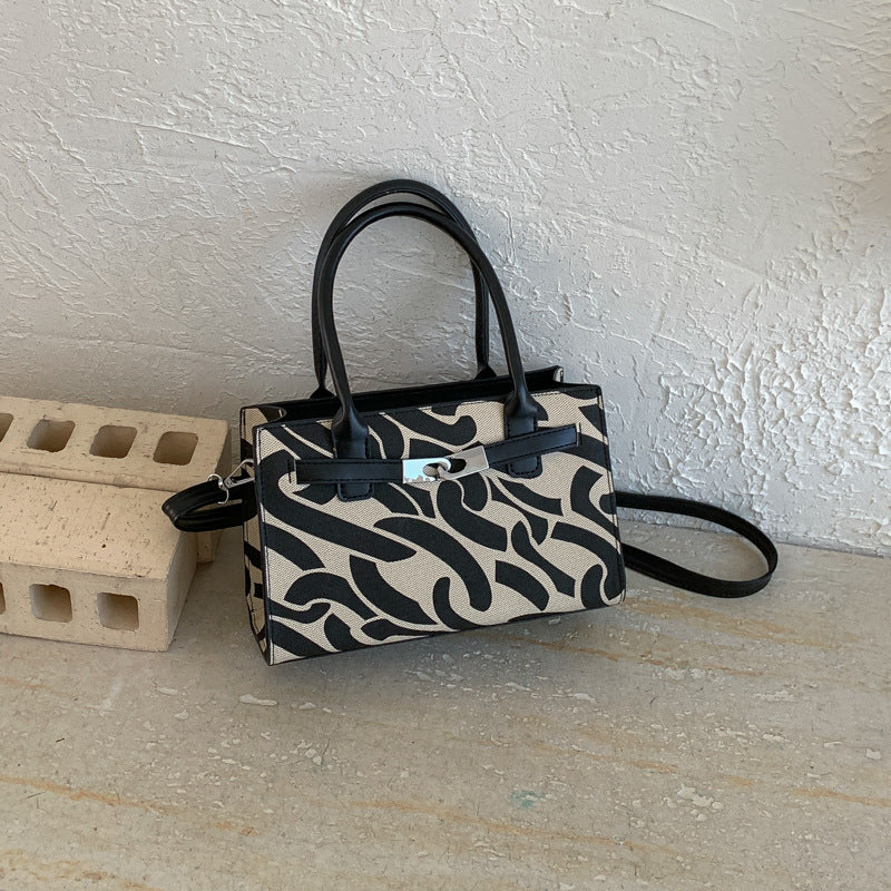 Damen Designer Handtasche mit verspieltem Kettenmuster Nord Taschen