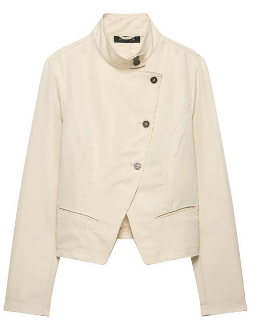 Damen Kurze taillierte Freizeitjacke im Blousonstil mit asymmetrischer Knopfreihe und Stehkragen Nord Taschen