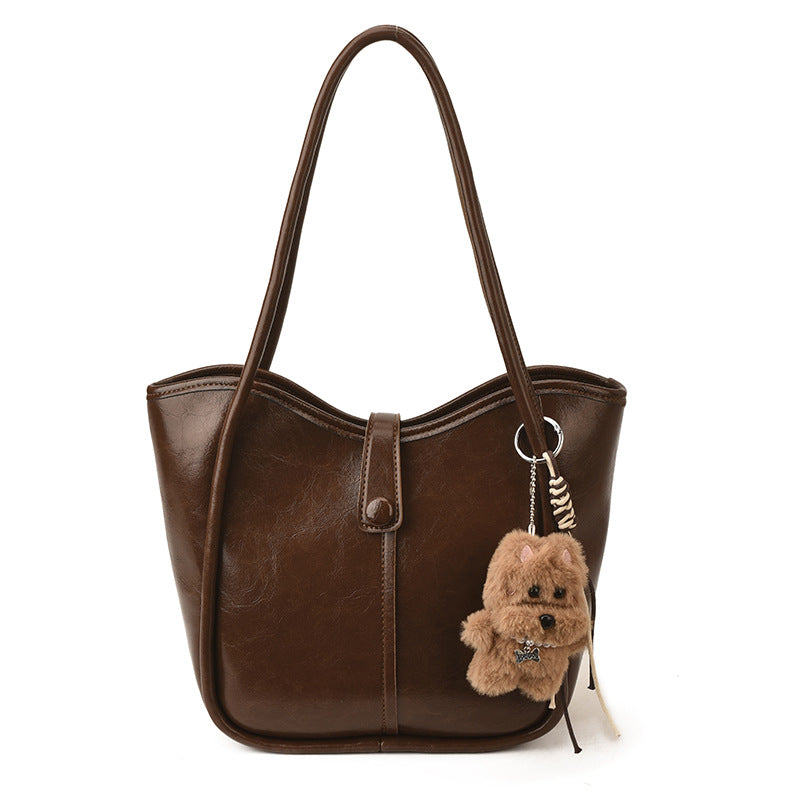 Damen moderne Handtasche mit verspieltem Plüschanhänger Nord Taschen