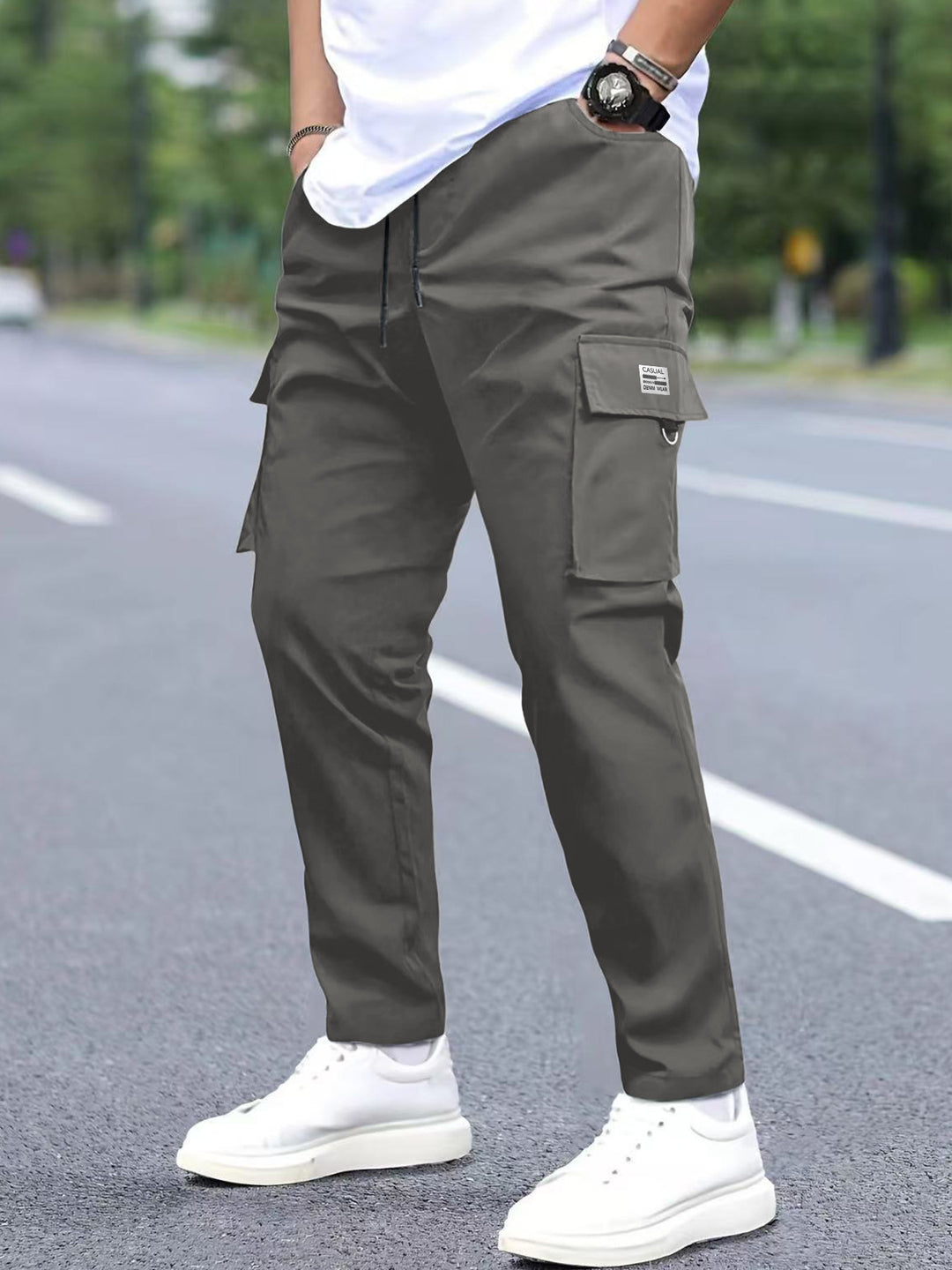 Herren Utility-Cargohose im tapered Schnitt mit elastischem Tunnelzugbund, großen Klapp- und Reißverschlusstaschen Nord Taschen
