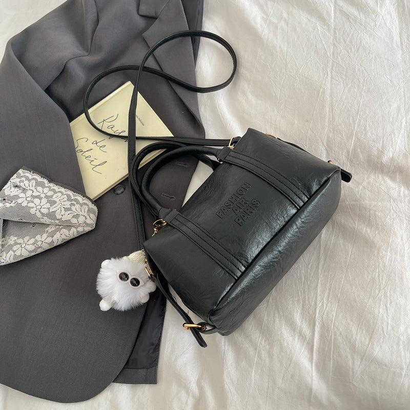 Damen elegante Umhängetasche mit modischem Anhänger Nord Taschen