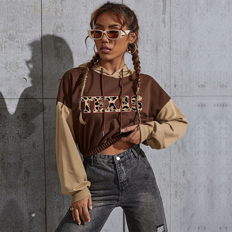 Damen Kurzgeschnittener Kapuzenpullover mit Teddy‑Print, Colorblock‑Ärmeln und elastischem Saum Nord Taschen