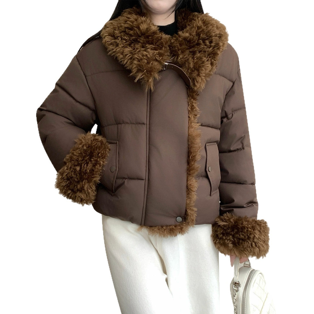 Damen nan kurze taillierte Pufferjacke mit voluminösem Kunstfellkragen, Schnallen- und Reißverschlussdetails Nord Taschen