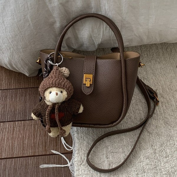 Damen Umhängetasche mit charmantem Kuscheltieranhänger Nord Taschen