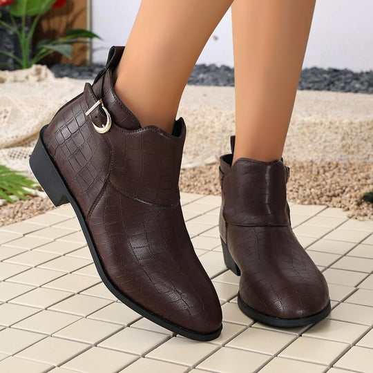 Damen Western-inspirierte Stiefelette mit spitzer Zehenpartie und dekorativer Metallschnalle Nord Taschen