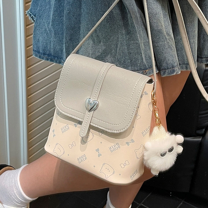 Damen Mini Umhängetasche mit herzerfrischendem Design und kuscheligem Anhänger Nord Taschen