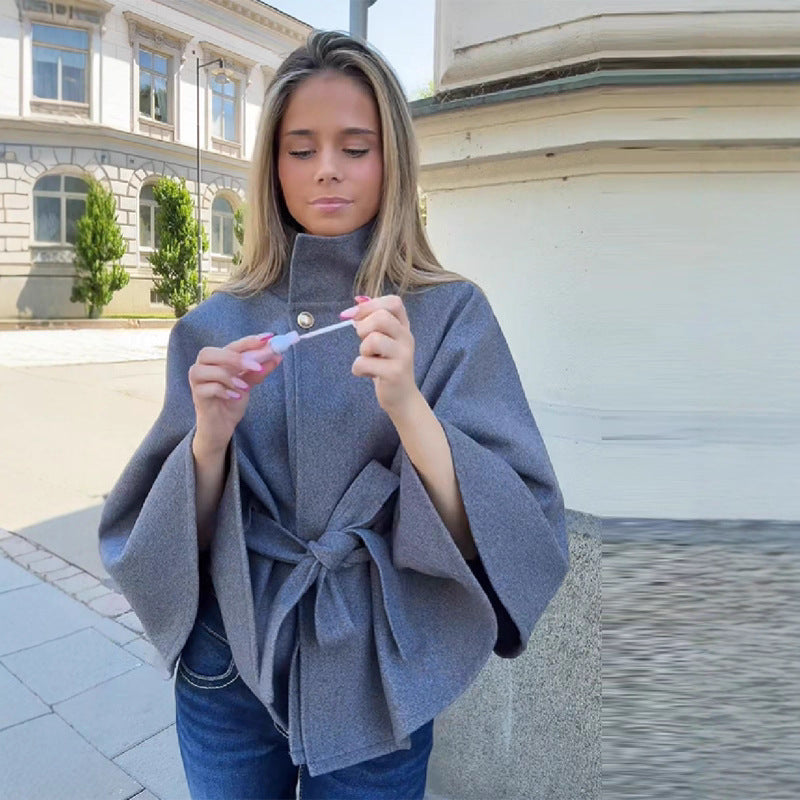 Damen Kurzcape-Mantel aus Wollmix mit Stehkragen, weitem Kimonoärmel und Bindegürtel Nord Taschen