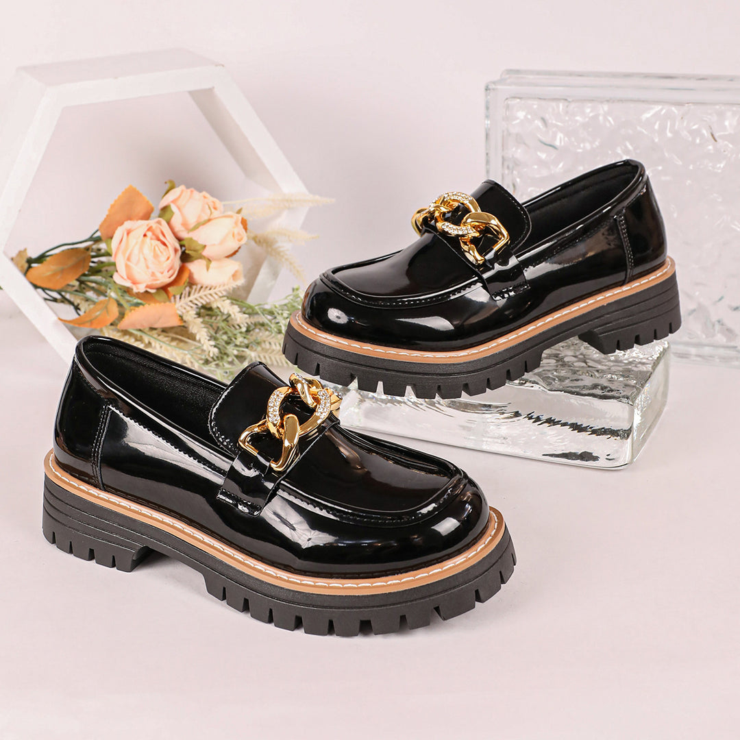 Damen Glänzende Slipper‑Loafer mit klobiger Profilsohle und Zierkette Nord Taschen