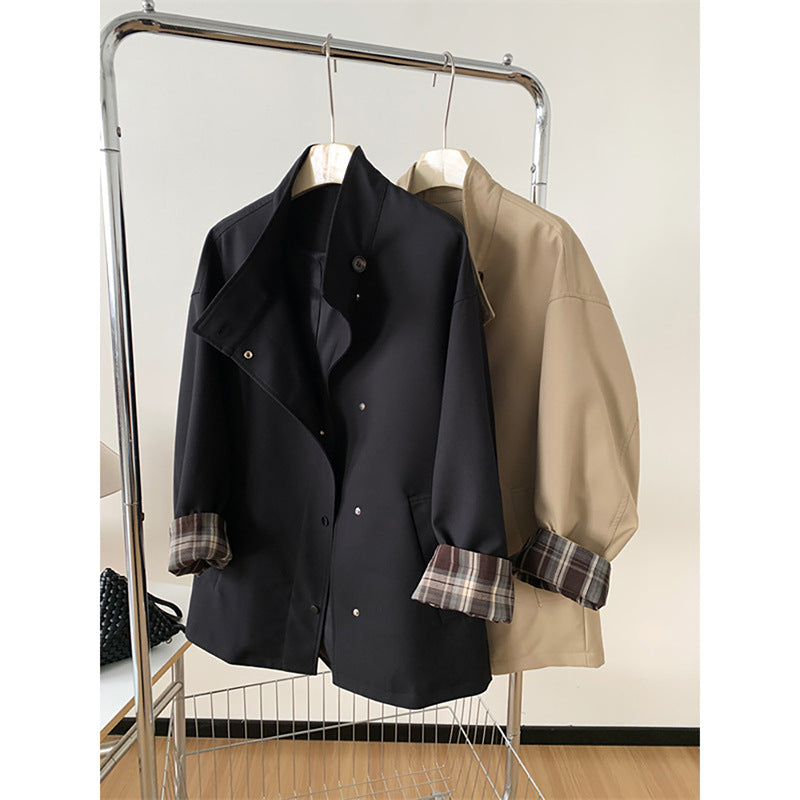 Damen Kurztrenchjacke im Oversize‑Boxy‑Schnitt mit Stehkragen und kariertem Ärmelaufschlag Nord Taschen