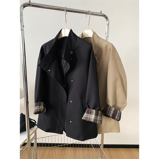 Damen Kurztrenchjacke im Oversize‑Boxy‑Schnitt mit Stehkragen und kariertem Ärmelaufschlag Nord Taschen