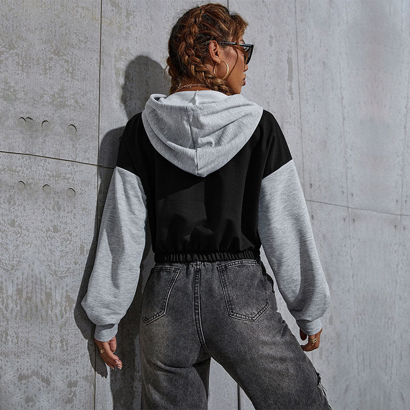 Damen Kurzgeschnittener Kapuzenpullover mit Teddy‑Print, Colorblock‑Ärmeln und elastischem Saum Nord Taschen