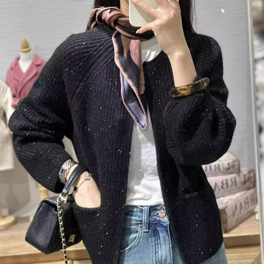 Damen Kurzgeschnittene kastige Strickjacke mit geripptem Feinstrick Ballonärmeln und aufgesetzten Eingrifftaschen Nord Taschen