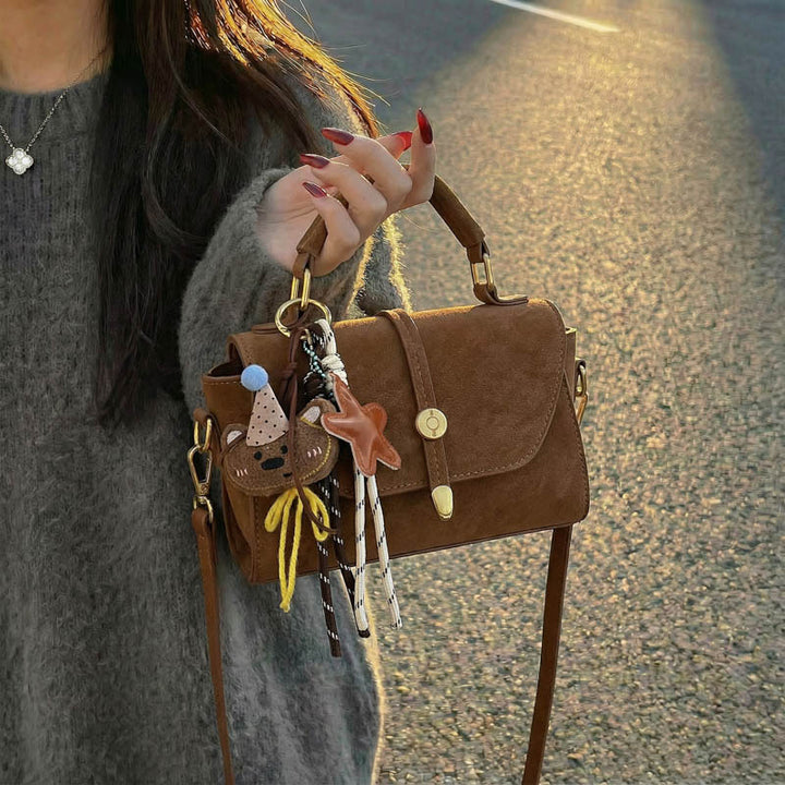 Damen Handtasche mit verspieltem Design und charmantem Anhänger Nord Taschen