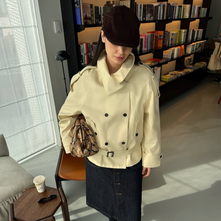 Damen Kurze doppeltknöpfte Trenchjacke mit hohem Stehkragen und Taillengürtel Nord Taschen