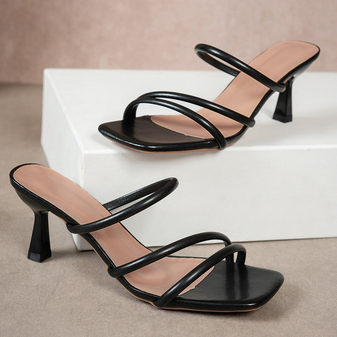 Damen nan minimalistische Sandalette mit drei schmalen Riemen, quadratischer Zehenform und femininem Trichterabsatz