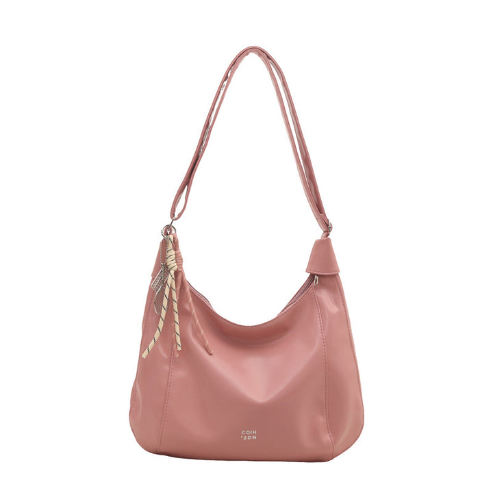 Damen Hobo-Handtasche mit glänzender Oberfläche und dekorativem Anhänger Nord Taschen