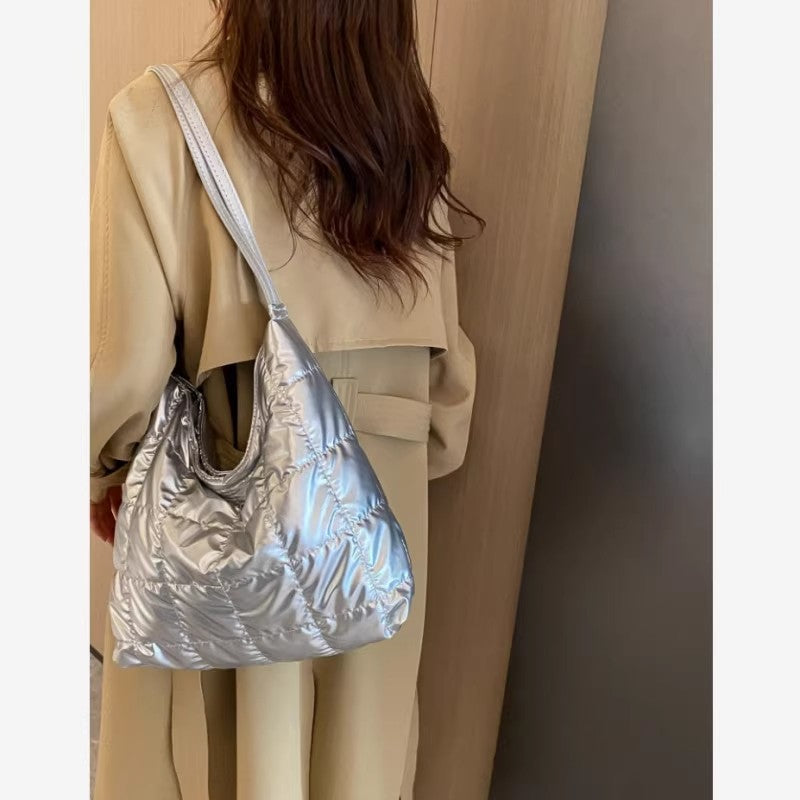 Damen Hobo-Tasche aus weich gepolstertem Material mit modischem Faltendesign Nord Taschen