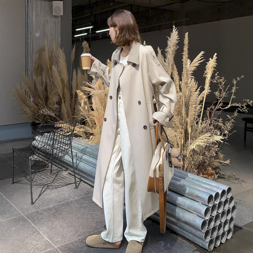 Damen Lang geschnittener minimalistischer Trenchcoat mit weichem Fall, überschnittenen Schultern und verstellbaren Ärmelriemen Nord Taschen