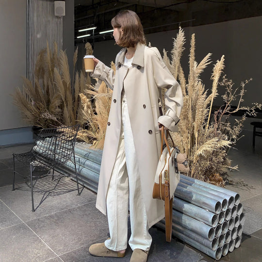 Damen Lang geschnittener minimalistischer Trenchcoat mit weichem Fall, überschnittenen Schultern und verstellbaren Ärmelriemen Nord Taschen