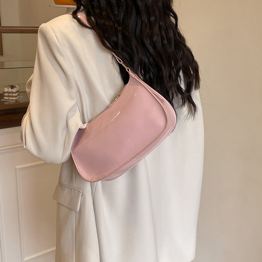 Damen Umhängetasche aus glänzendem Material mit elegantem Design Nord Taschen