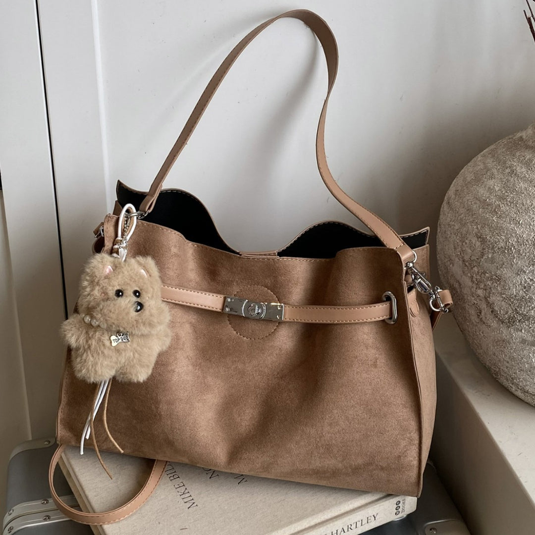 Damen Hobo Tasche aus hochwertigem Veloursleder mit verspieltem Anhänger Nord Taschen