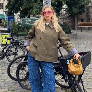 Damen Kurzjacke mit Karo-Kragen, Bindeschal und Monogramm-Tasche Nord Taschen