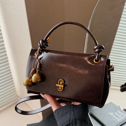 Damen elegante Handtasche mit verspieltem Kettenanhänger Nord Taschen