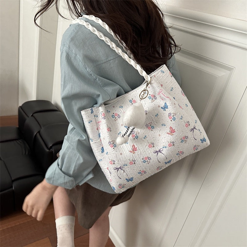 Damen modische Handtasche mit blumigem Design und verspieltem Anhänger Nord Taschen