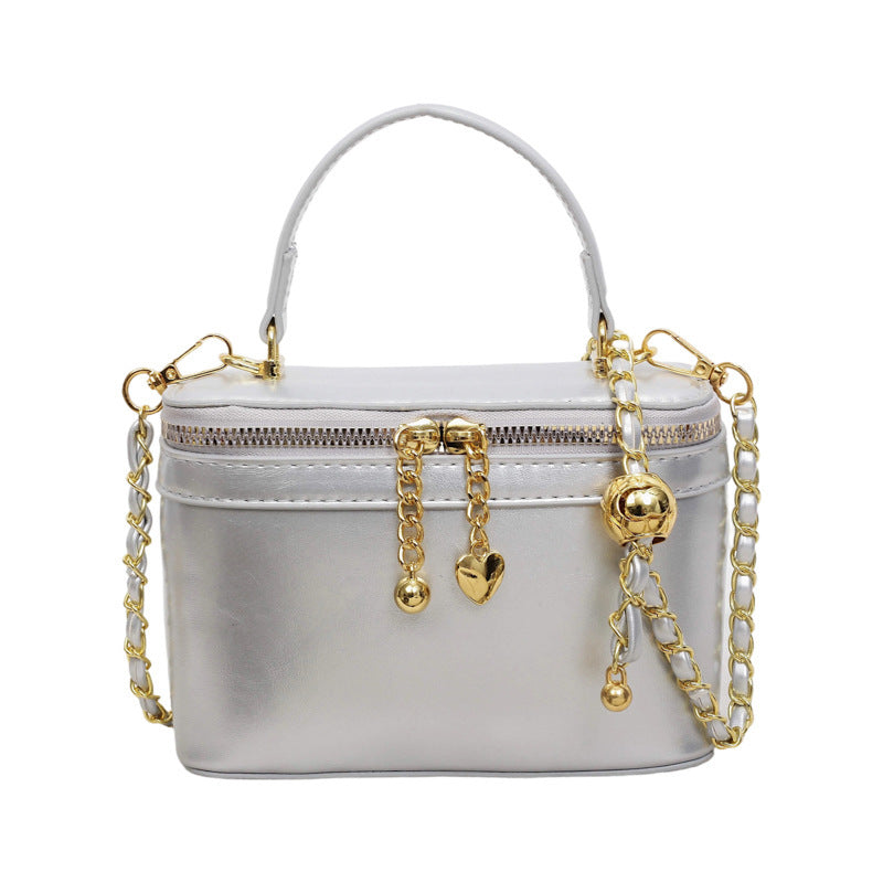 Damen Clutch mit dekorativen Kettenakzenten Nord Taschen