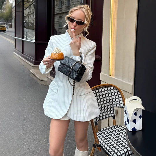 Damen Taillierter Nadelstreifen-Blazer mit ausgestelltem Schößchen und Stehkragen Nord Taschen