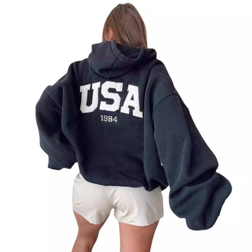 Damen Kurz geschnittener Oversize-Kapuzenpullover mit aufgenähter College-Applikation und gerippten Bündchen Nord Taschen