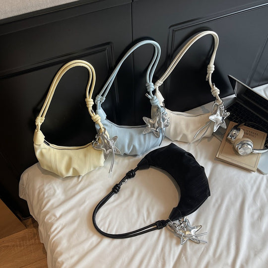 Damen trendige Umhängetasche mit glanzvollem Obermaterial und charmantem Anhänger Nord Taschen