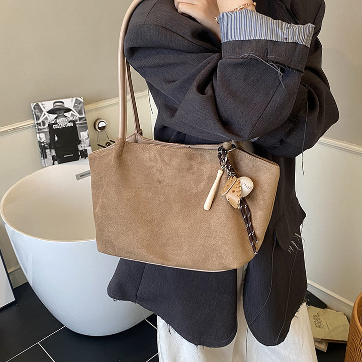 Damen Schultertasche aus weichem Kunstleder mit eleganten Akzenten Nord Taschen