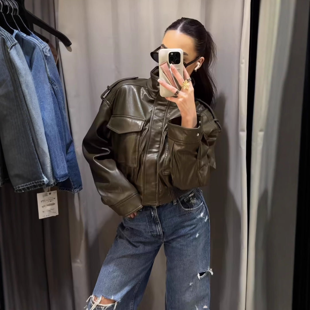 Damen 10+ kurzes Kunstleder‑Bomberjacke im Military‑Look mit Pattentaschen und Stehkragen Nord Taschen
