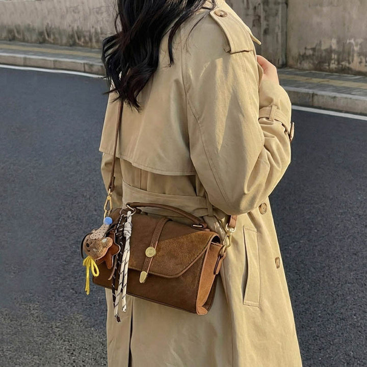 Damen Handtasche mit verspieltem Design und charmantem Anhänger Nord Taschen