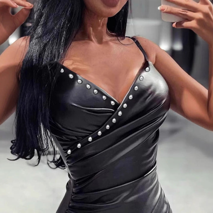 Damen Figurbetontes Kunstlederkleid mit Raffung und Schmuckdetails