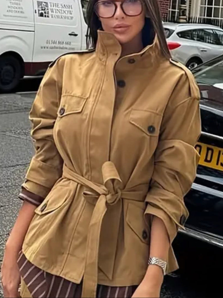 Damen Taillierte Utility-Jacke mit Bindegürtel, hohem Stehkragen und Pattentaschen Nord Taschen
