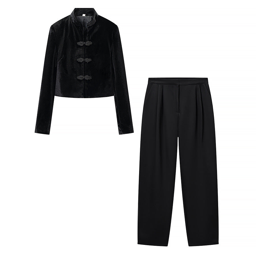 Damen Zweiteiliges Ensemble aus Kurzjacke mit Stehkragen und Froschverschlüssen und hochtaillierter Plissee-Hose Nord Taschen